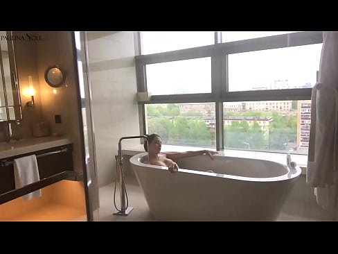 ❤️ Geweldige babe wat passievol haar poesie in die badkamer afruk ️ Superseks by ons ﹏
