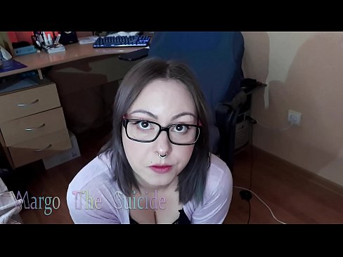 ❤️ Sexy meisie met bril suig dildo diep op kamera ️ Superseks by ons ﹏