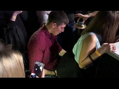 ❤️ Regte seks in 'n Russiese nagklub. 18-jarige Russiese meisie in die anus en vagina in 'n nagklub genaai ️ Superseks by ons ﹏