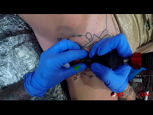 ❤️ Uiters getatoeëerde hottie Sully Savage het 'n tatoeëermerk op haar klitoris gekry ️ Superseks by ons ﹏